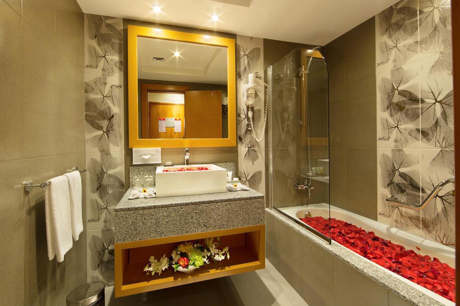 Hotel Luxe Manor Near Delhi Airport New Delhi Exterior photo